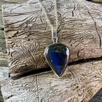cheroite-pendant-cutout-silver-purple-chain-sandrakernsjewellery