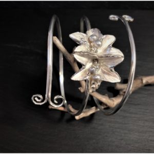 geranium-bangle-silver-pearl-2-sandrakernsjewellery