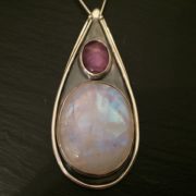 moonstone-amethyst-60s-pendant-close-sandrakernsjewellery