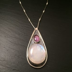 moonstone-amethyst-60s-pendant-front-sandrakernsjewellery