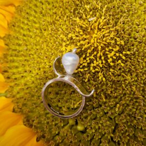 pearl-ring-silver-modern-profile-sandrakernsjewellery