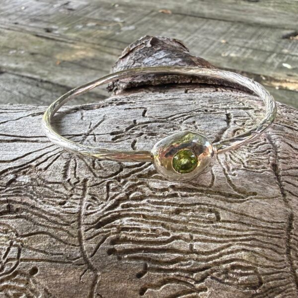 peridot-silver-bangle-flush set-faceted stone-side-sandrakernsjewellery peridot-silver-bangle-flush set-faceted stone-side-sandrakernsjewellery