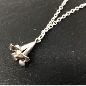 silver-flower-pendant-lily-sandrakernsjewellery