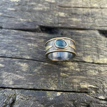 topaz-ring-silver-gold-wide-london blue-hammered-patina-sandrakernsjewellery