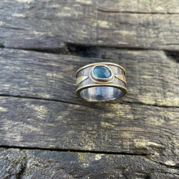 topaz-ring-silver-gold-wide-london blue-hammered-patina-sandrakernsjewellery